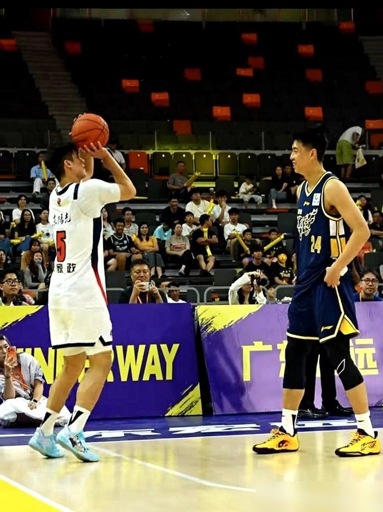 徐杰一句话，把广东队底牌全撂了。东莞嘉年华上他说，新来的塞尔维亚主帅立了规矩：场上球员自己读比赛，别