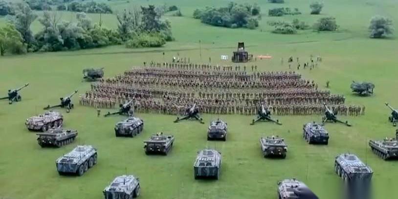 200亿砸进去，告诉你，这仅仅是买了张“入场券”。就为了攒一个重装合成旅。这