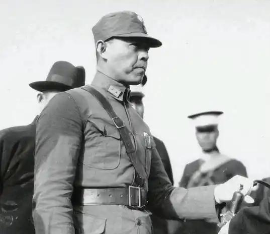 1938年，张自忠手下糟蹋了一个16岁的女孩，于是他命令所有士兵脱裤子检查，结果