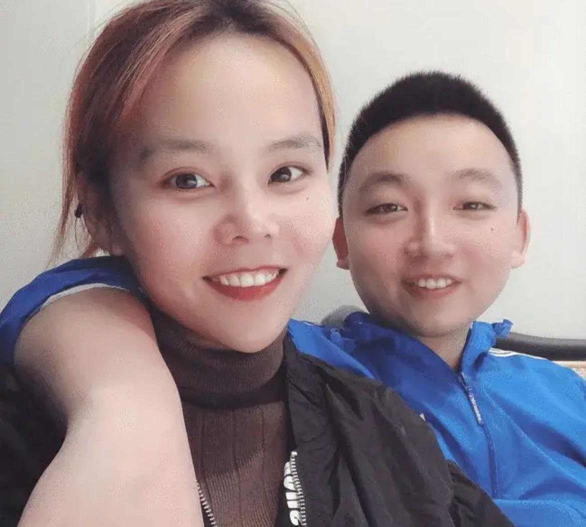 一熊磊是个好妻子，陪完姚策走完最后一段时间，现在又努力工作赚钱养孩子，这点值得别
