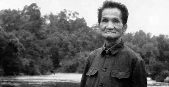 ☁1947年，沈醉在看见一个疯老头跑来跑去，举止古怪。他觉得不对劲，让人把