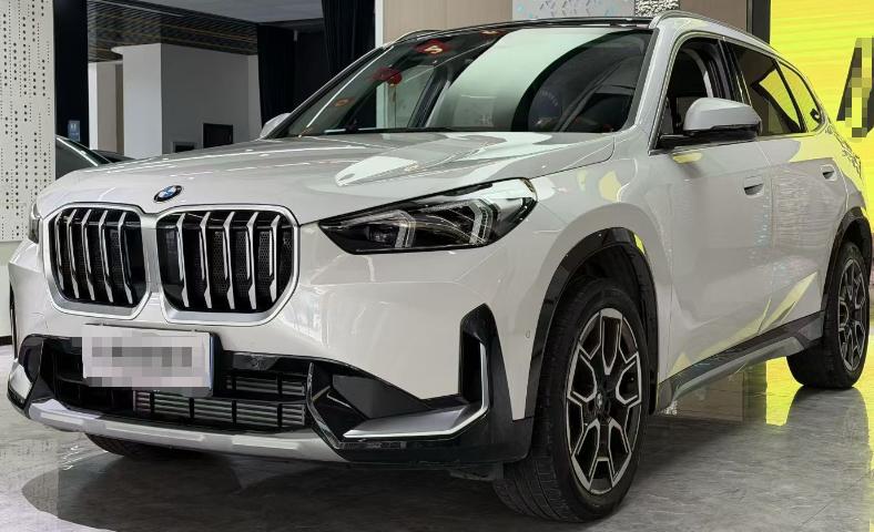 这款宝马X1的前脸还是比较帅的，看着有一点老款宝马X3的感觉，白色耐脏，全景天窗