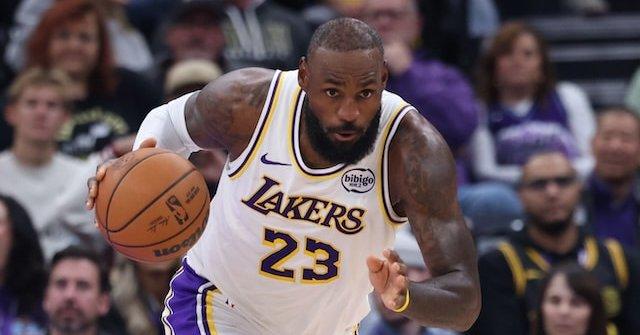 就差一笔交易，湖人今天是8人轮换，算上艾顿9个，最后剩余的球员搭配选秀权找一个首