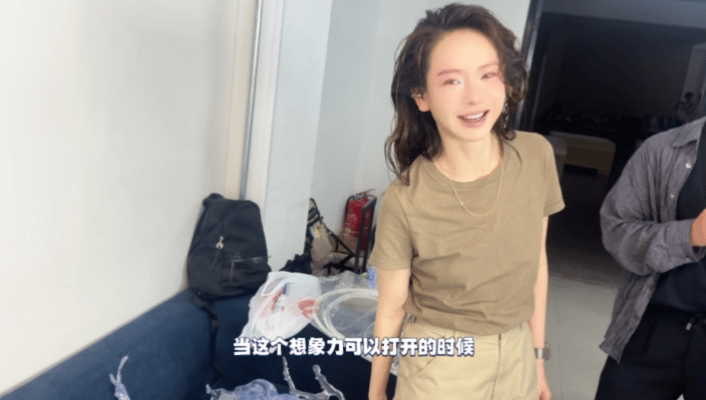 戚薇这是肿么了戚薇的心态也太好了吧，拔完牙脸肿成蜂蜜狗，还能开开心心拍vlog和