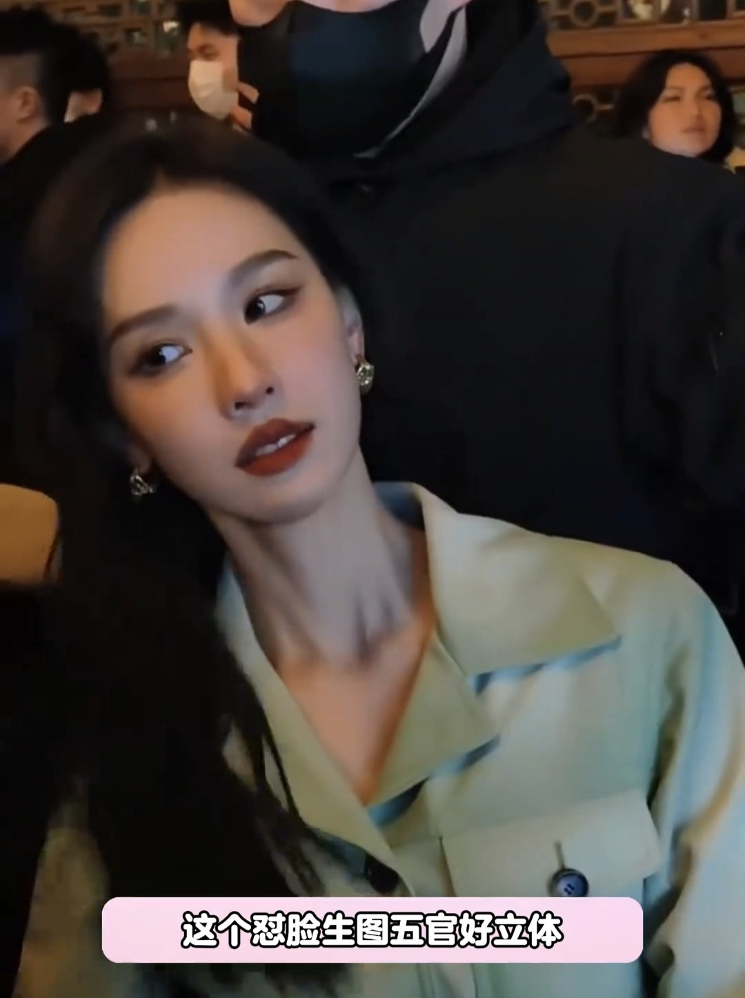 陈都灵今天美得太浓烈了，感觉陈都灵每次穿罗意威就没有失手过，妆造也很适配，特别美