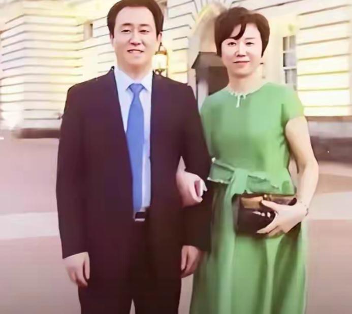 许家印的23亿美元，藏不住了！网友评论：值得一提的是，许家印的前妻丁玉梅也深陷