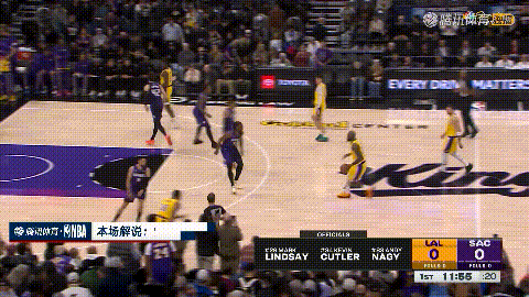 湖人巨星詹姆斯真是状态火爆！在今天湖人客场挑战国王的比赛中，当时比赛进行到了第一