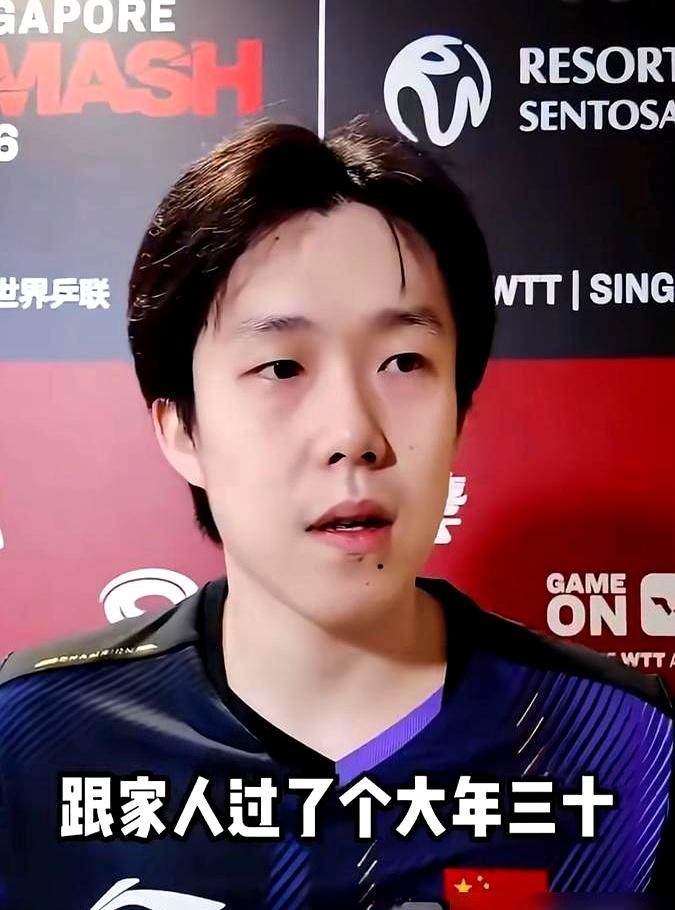 王楚钦这趟从新加坡回来，哪儿也没去，直接拉着箱子就往家奔。好家伙，手上戴的表够