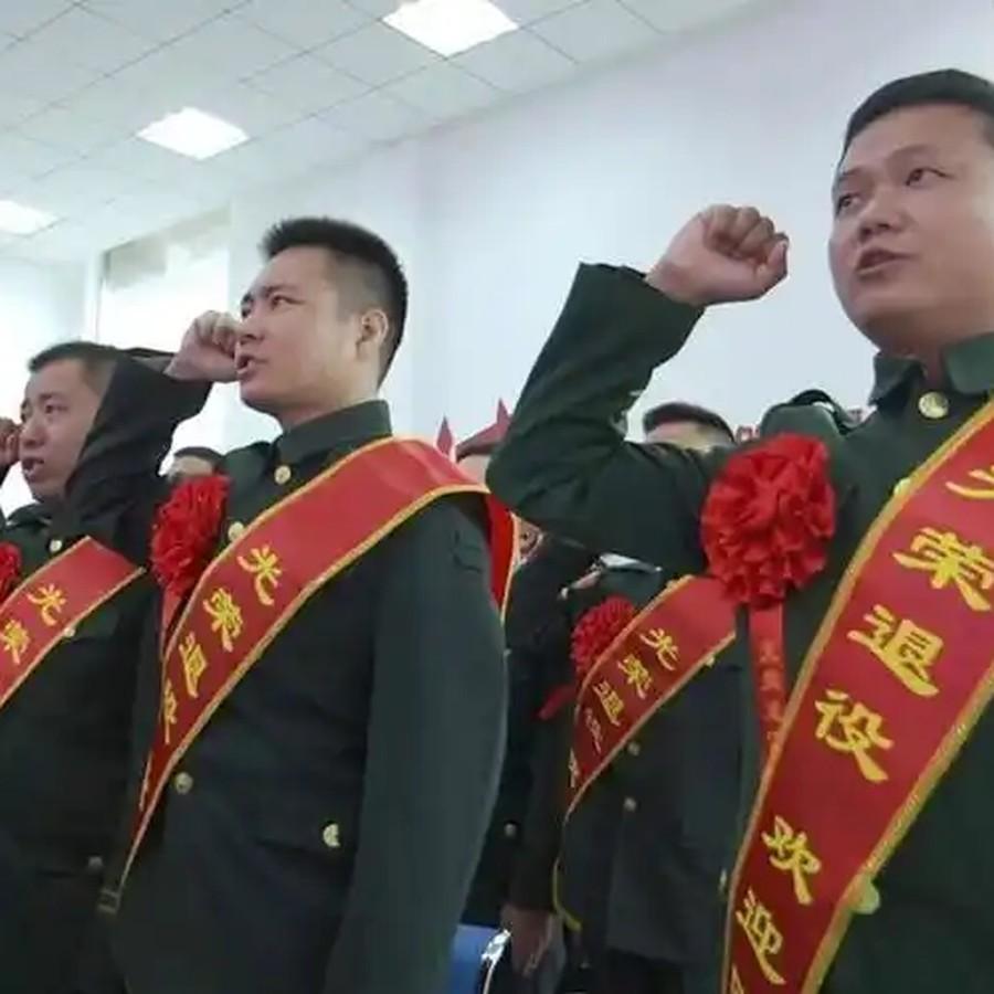 军队也开始内卷了？别急着反驳，看看军士安置门槛就知道。干满12年本该退伍进体制，