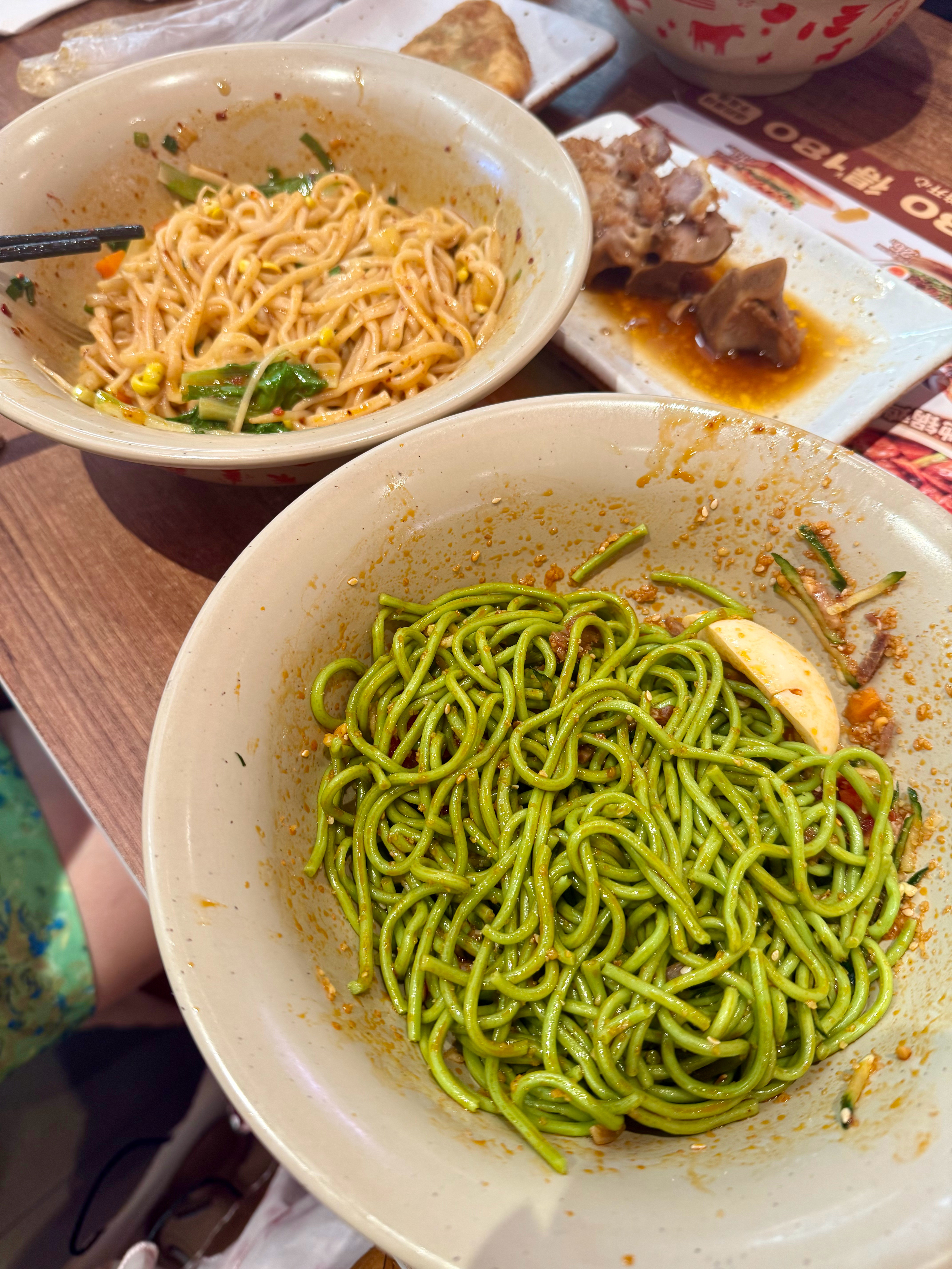 大师兄的油泼面是最好吃的。🍜牛肉菠菜凉面韭菜盒子烤面筋酱大骨