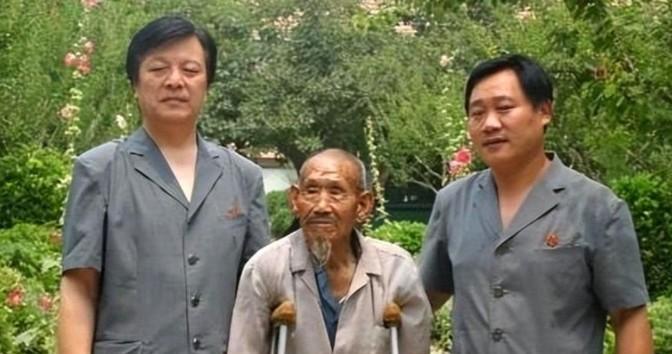 1994年，河南一位七旬老汉因无力还债被列为失信人。执行干警上门时，他吓得躲进柴