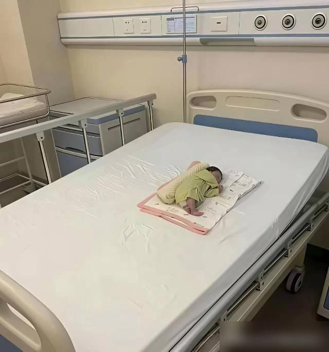 查房撞见揪心一幕，刚出生的小宝宝独自躺在病房，身边空无一人。说真的我当年生我