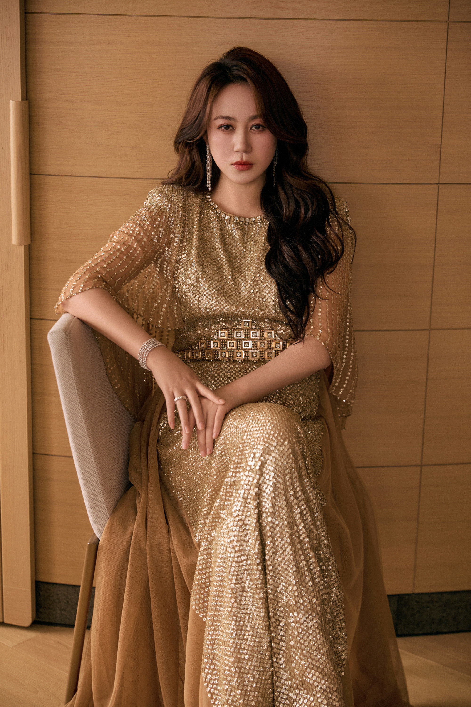 马丽金像奖金色流光裙金像奖马丽长发港风造型马丽一袭金色流光长裙亮相金像奖红毯，氛