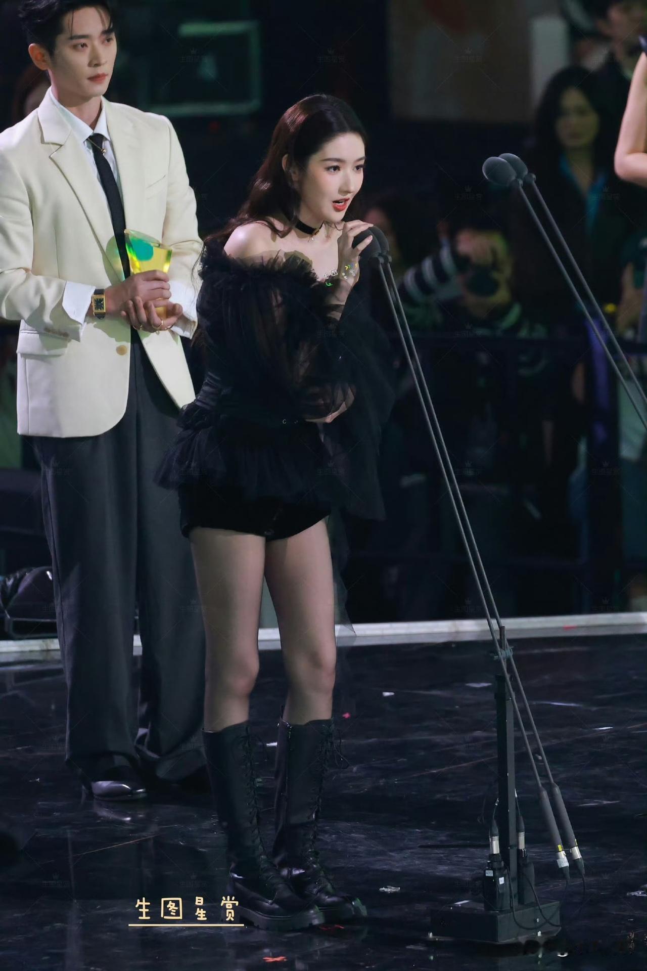 王玉雯穿黑丝皮靴这造型太绝了！在一众穿超长礼服小心翼翼走路的女星里，她的黑丝美腿