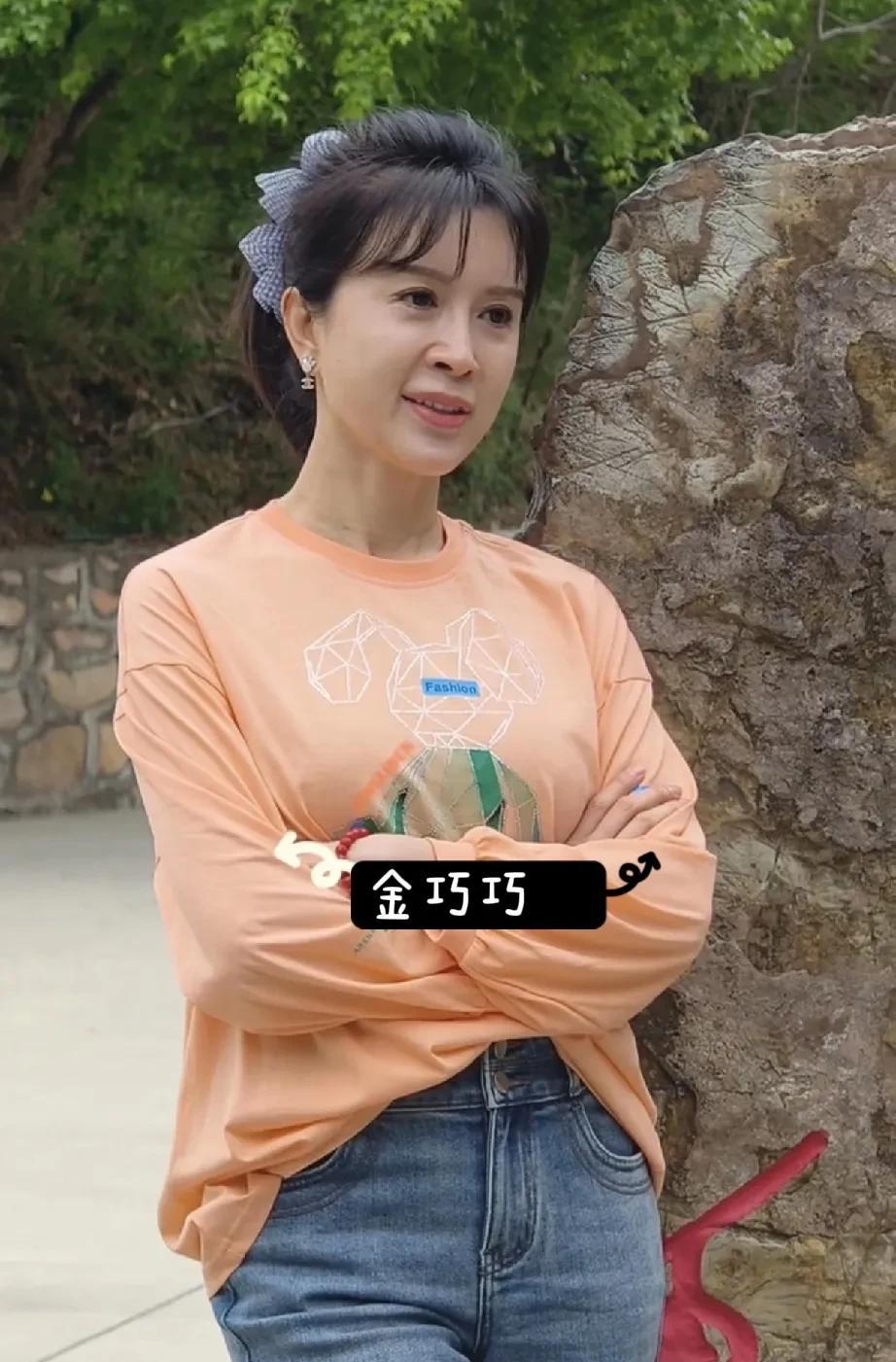 50岁金巧巧她怎么穿成这样啊？面相也变了许多！她这歪嘴和金晨属同款么？这法令纹从
