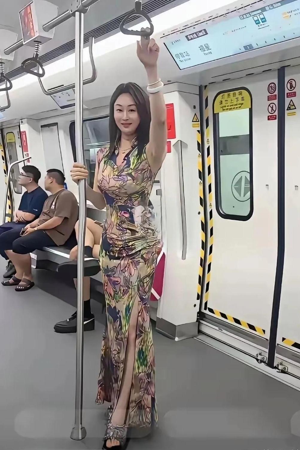 网上大火的地铁旗袍姐姐，不少人夸优雅有韵味，细看却满是刻意感。车厢里定点摆