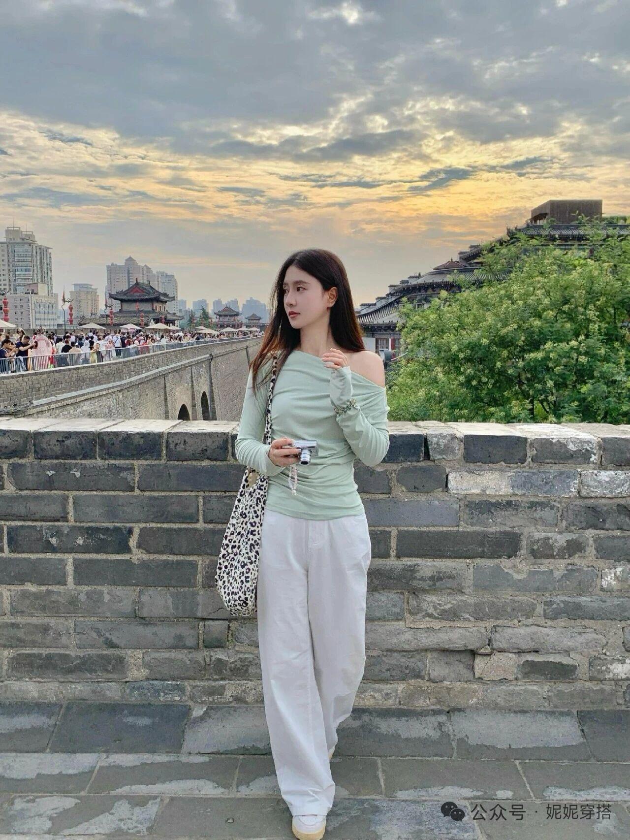 古城墙上的少女，静看落日余晖