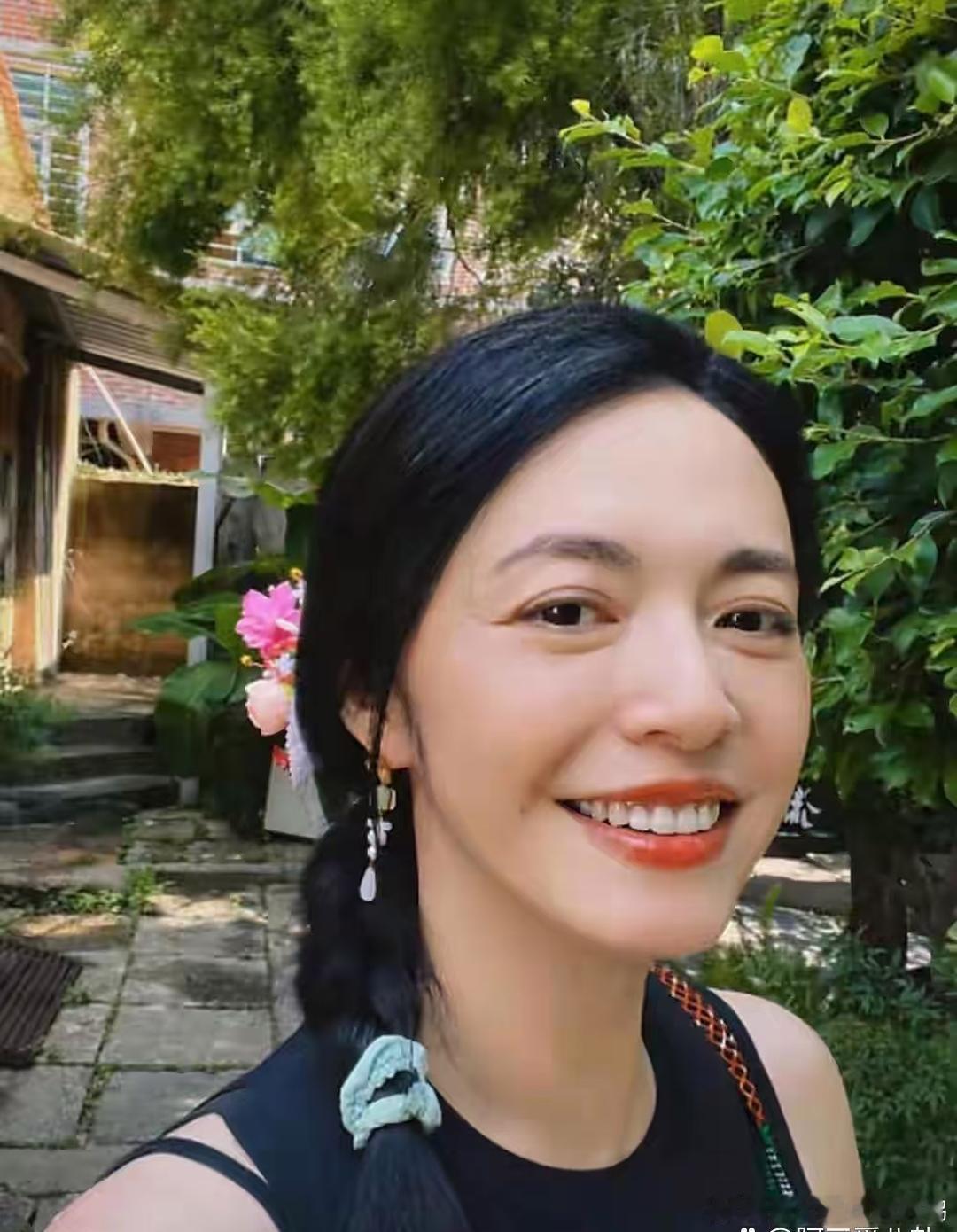 姚晨晒出12岁儿子徒步的照片，儿子长得确实很像她，尤其是嘴巴特别有辨识度。不过儿