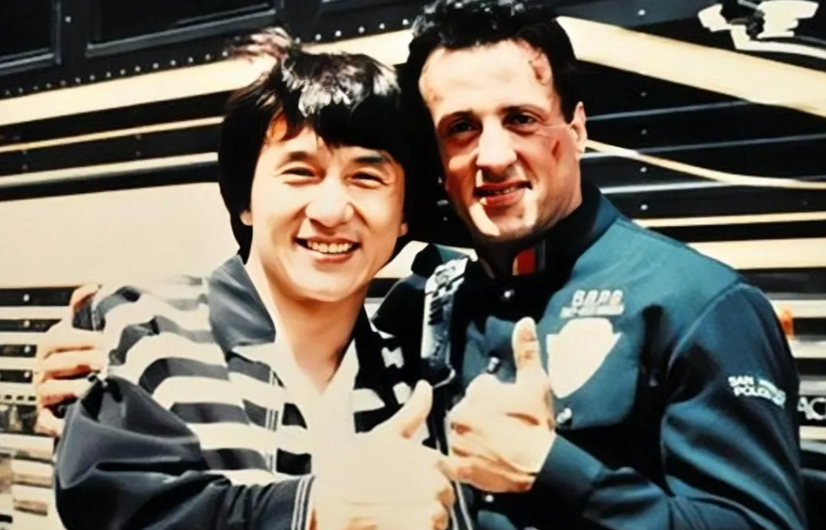 2009年，史泰龙给成龙打电话：“嗨，JackieChan，给你1亿，帮我拍部