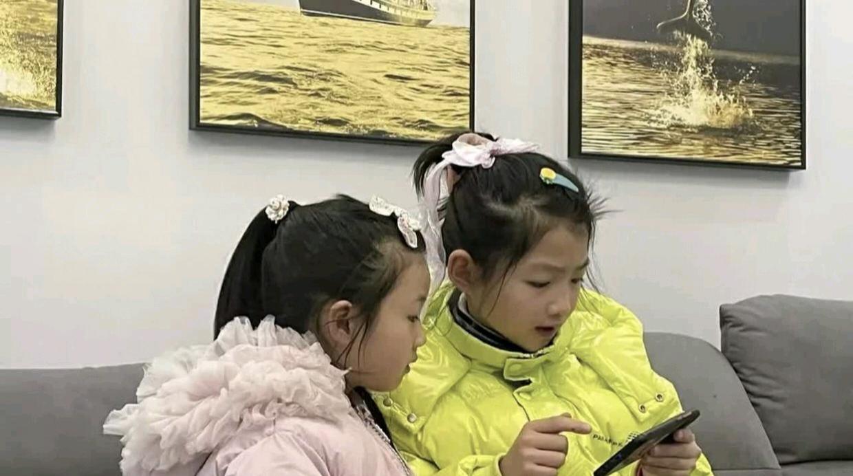 看哭了！2016年，河北1女子与丈夫靠跑大车为生养活2个孩子，生活困难，突然邻居