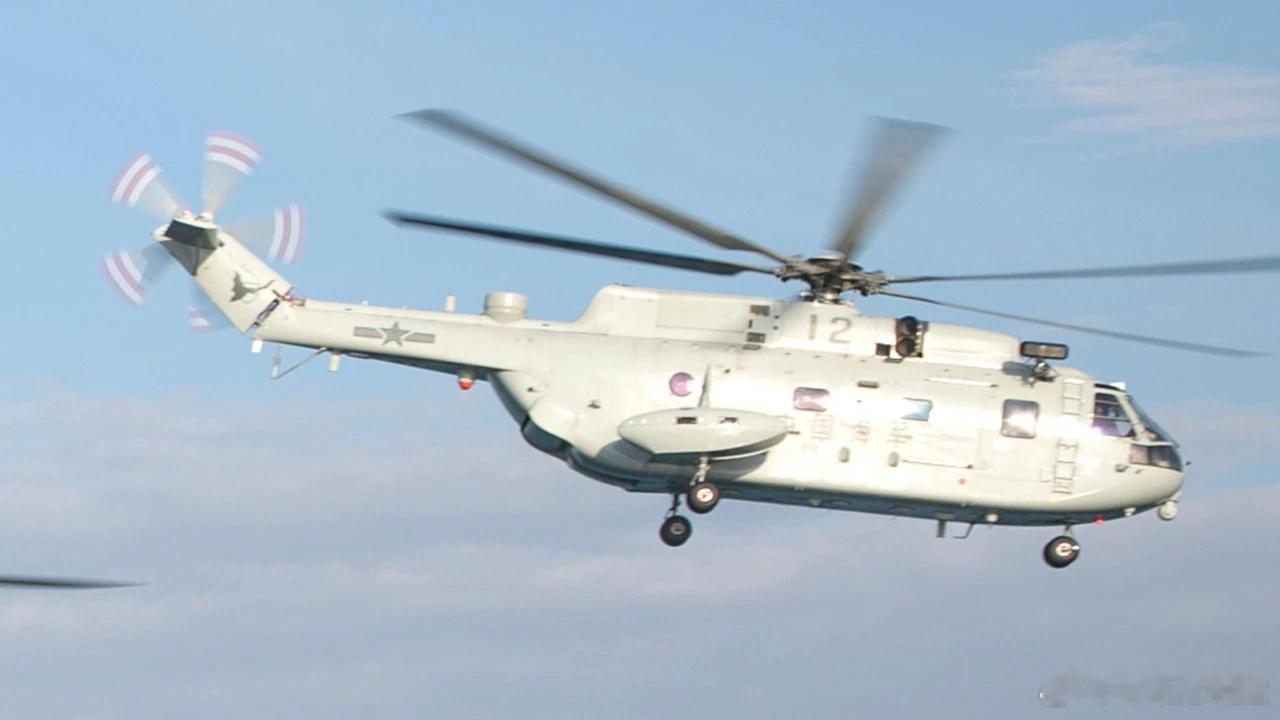 直-18A大型预警直升机在075级两栖攻击舰上进行起降训练，预警直升机可以给整个