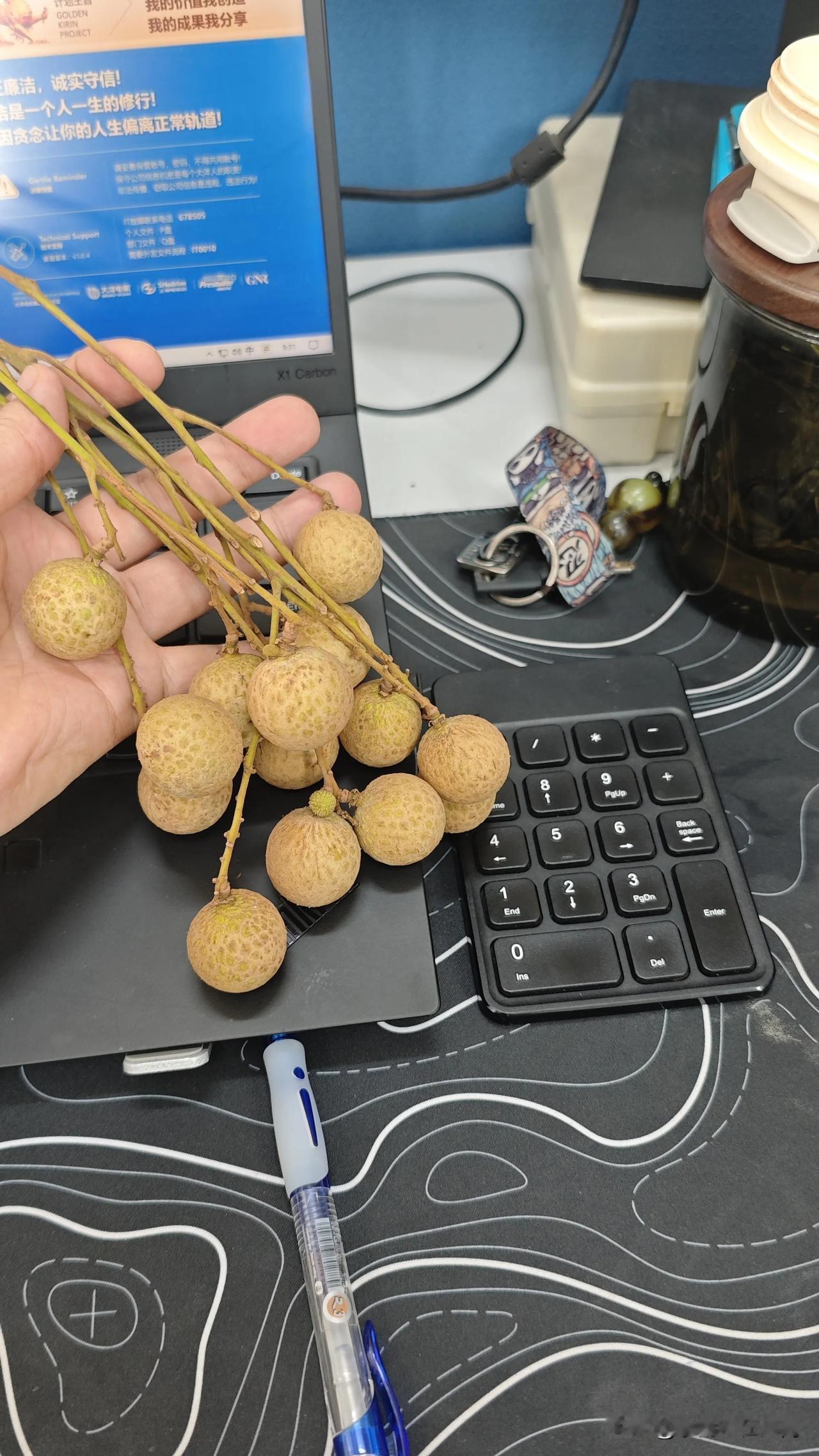 在越南，分享2件事儿。第一件:早上刚到办公室，在工位上开着电脑，办公室一位越南
