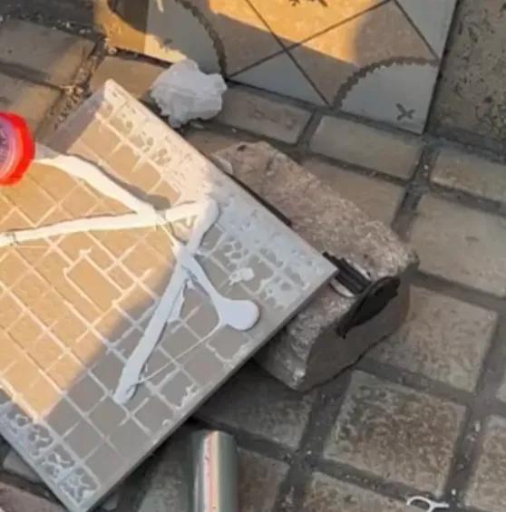 业主买的瓷砖胶，装修工人扫码中了6666块钱，这个奖金到底归谁？李先生家装