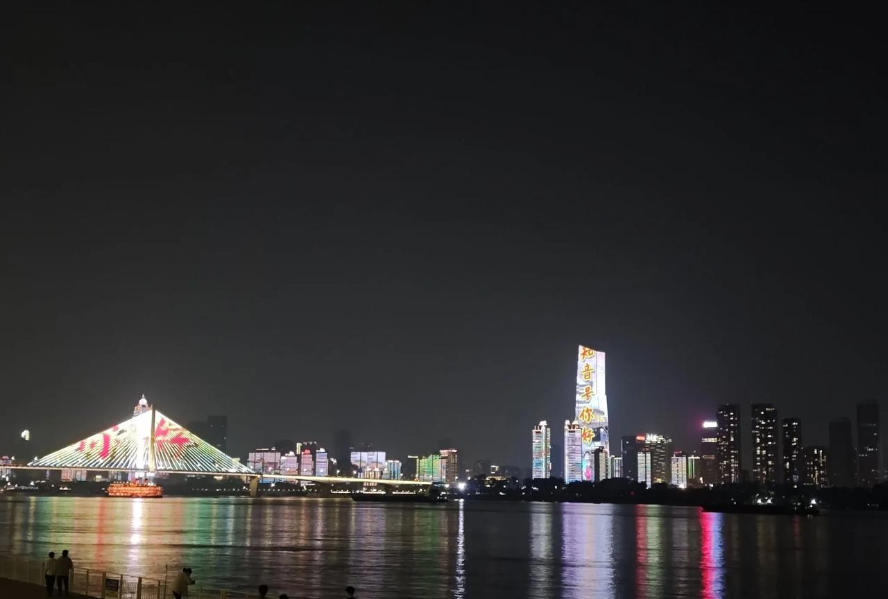 莫言的名言充满了深刻的人生感悟。可现在有人自研他的名言，这事儿有点怪。莫言的话都