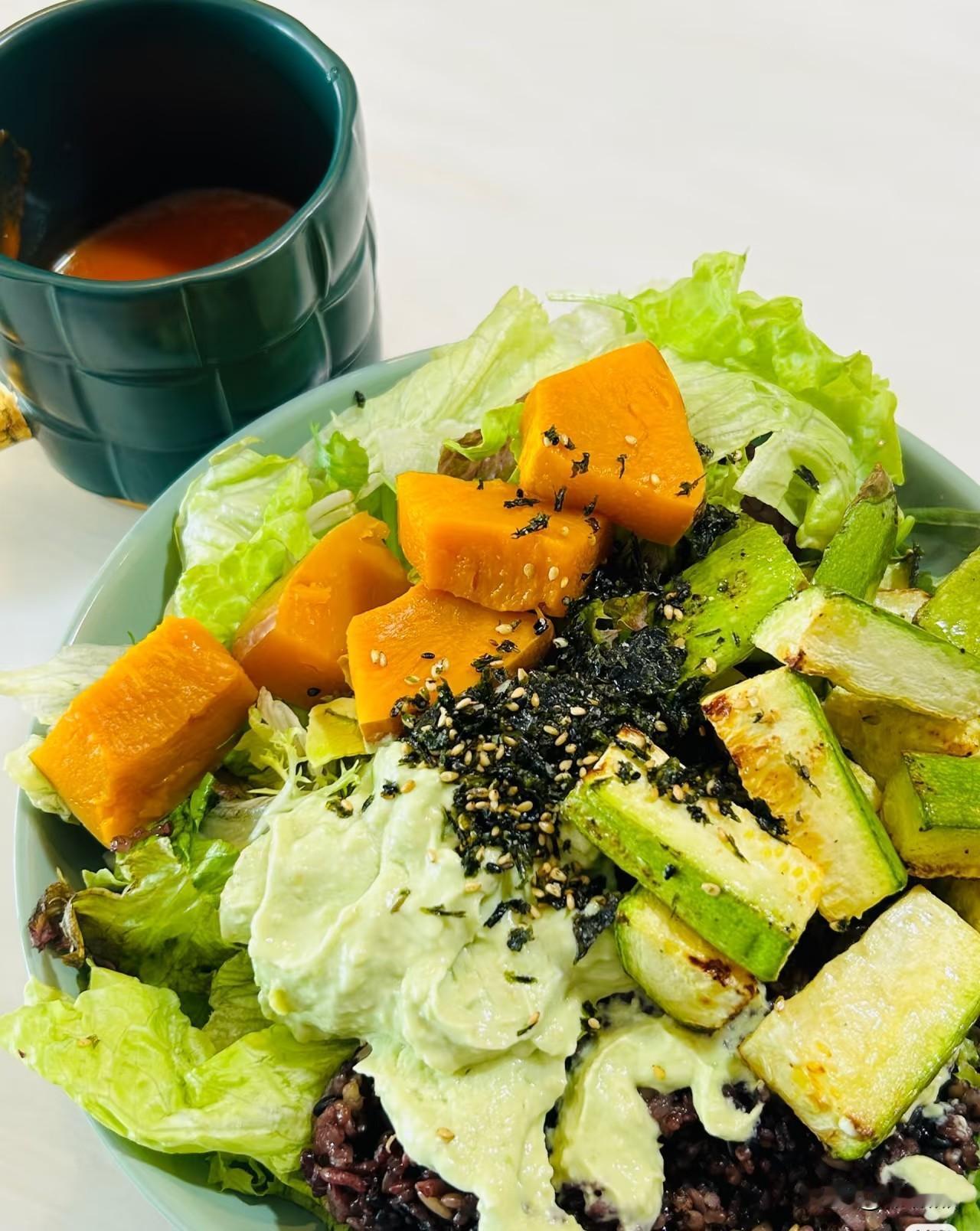 以前没觉得，现在深刻体会，经常吃什么东西可以反映一个人教育程度乃至财富水平，一般