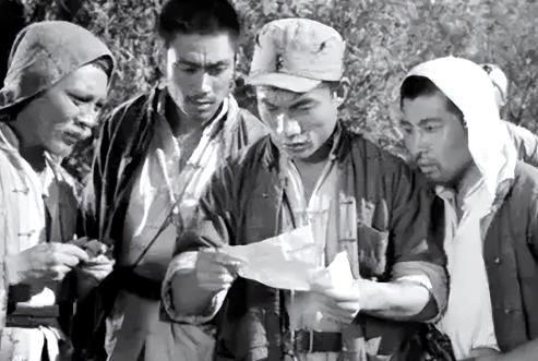 1942年，潜伏在八路军中的女特务，突然对着游击队大队长甄凤山妩媚一笑，这一轻佻