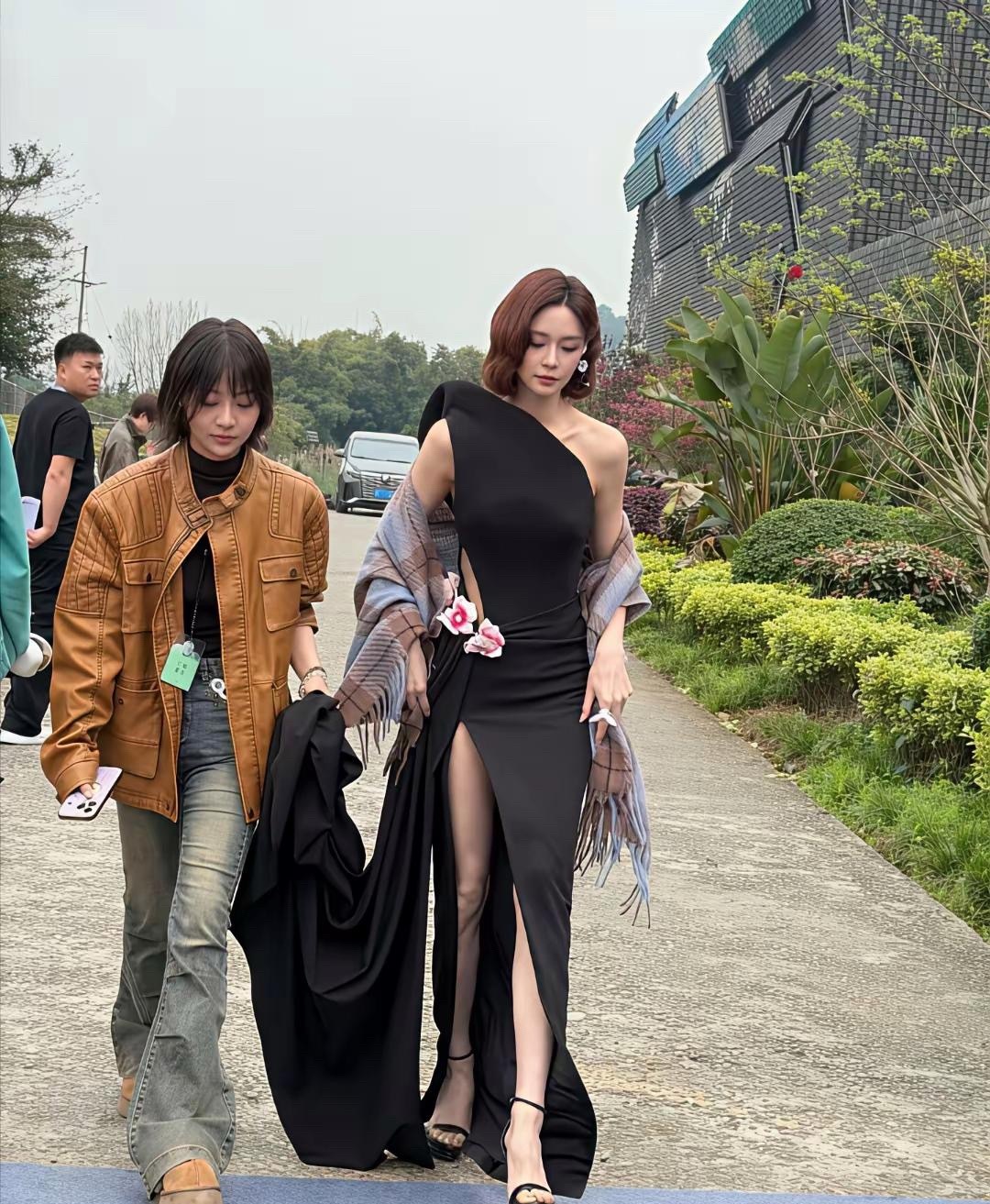 37岁沈梦辰在四川出席活动被偶遇~她穿着一条黑色高开叉裙子，身材太好了，又高又瘦