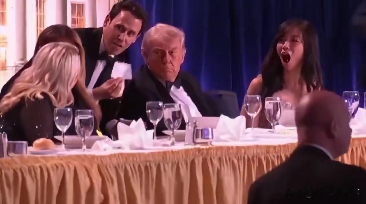 现在让所有华人五味杂陈可能要算那个华裔女孩。图1图2，她被奉为上宾，相当于晚会