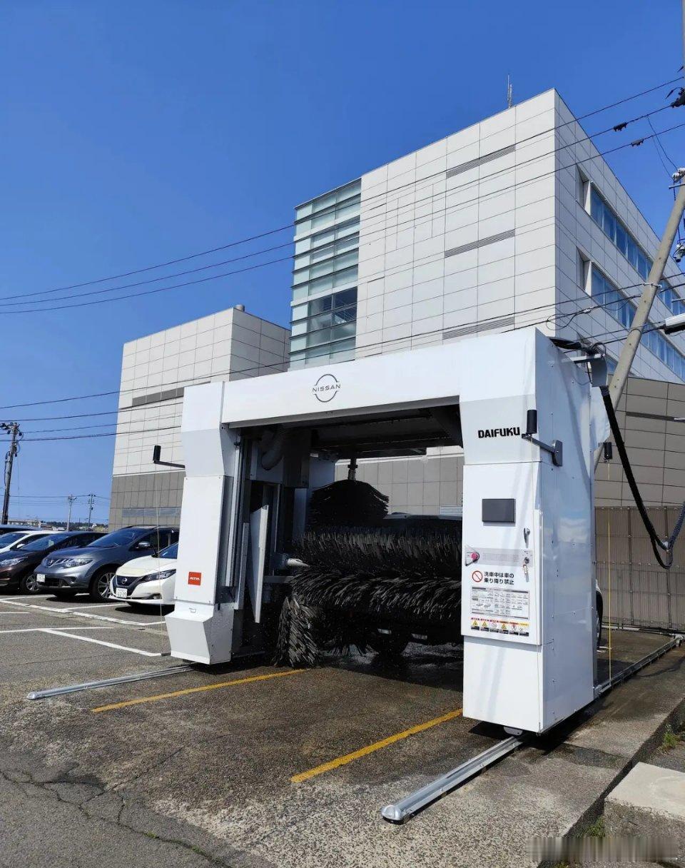 日本洗车都是这样的吗？和国内不一样，不是用水枪冲洗，而是用机器洗，我还是头一次见