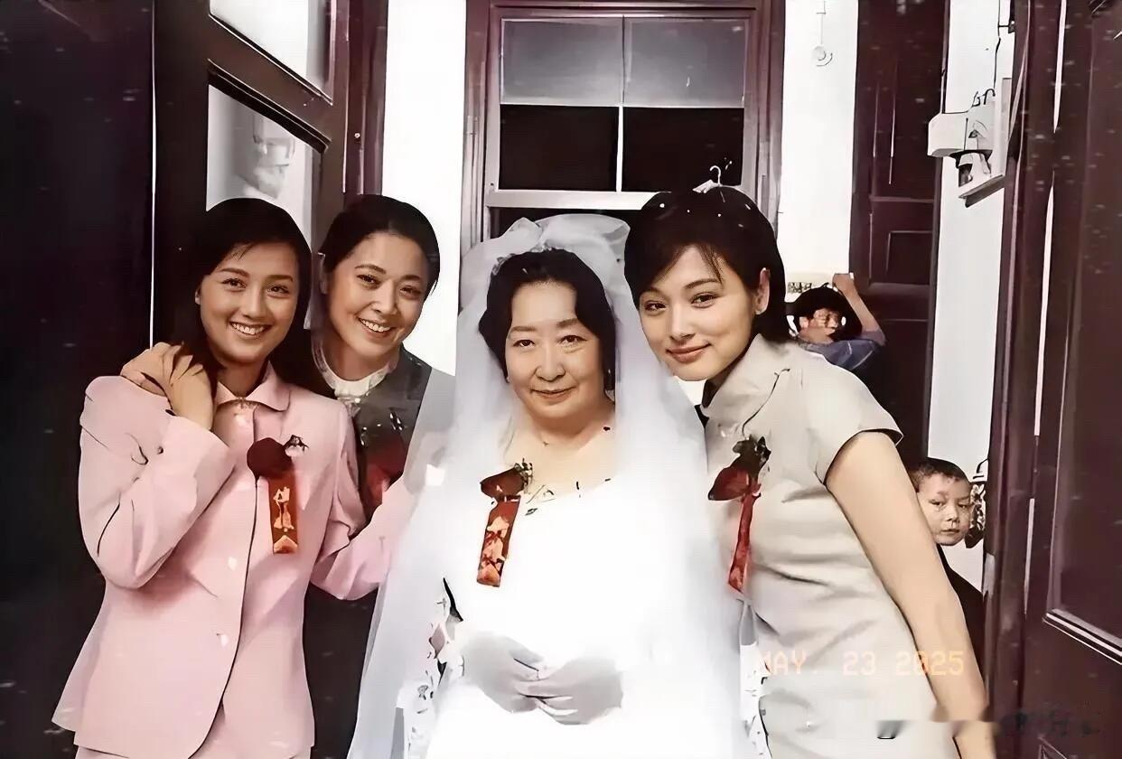 仔细瞧一瞧了之后才发现，最好看的不是主持人倪萍，而是她旁边的朱媛媛。这个素颜无医