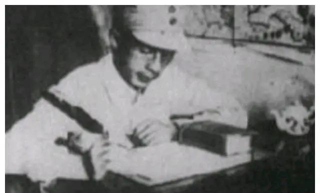 1936年左右，毛主席看完莫文骅的文章后皱起了眉头，却笑着对他说“你比斯大林还高