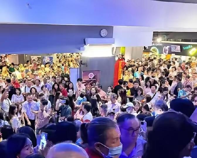 泪目了！马来西亚吉隆坡，6月18日晚电影《给阿嬷的情书》散场后，一位80岁阿婆蹲