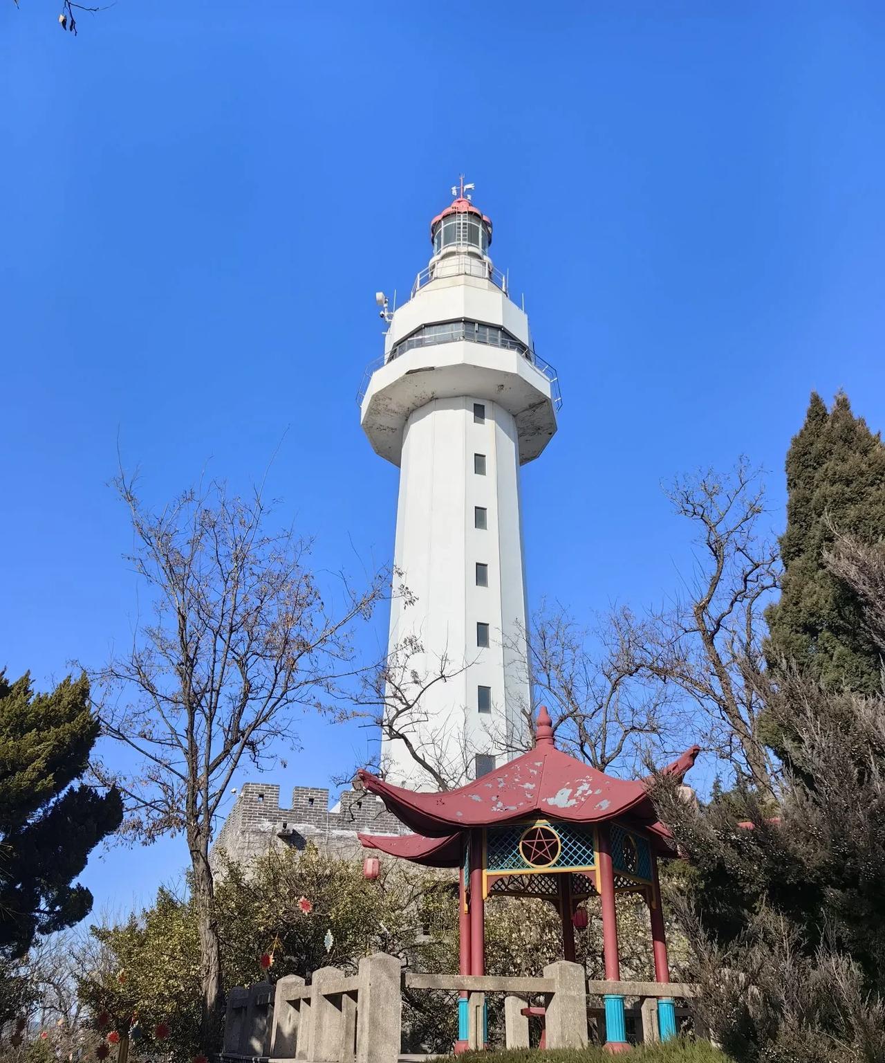 去了一趟青岛，暗自庆幸女儿在烟台考编成功。朋友老陈住在青岛，他的房子位置、档次