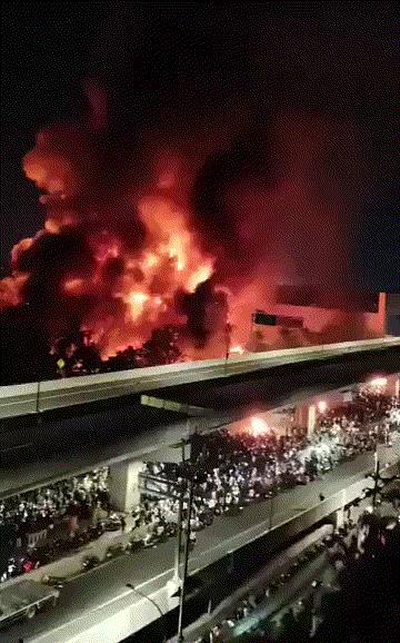 印尼突发暴乱！大批民众冲上街头激斗警察，议会大厦遭焚烧，场面宛若地狱，“排华惨案