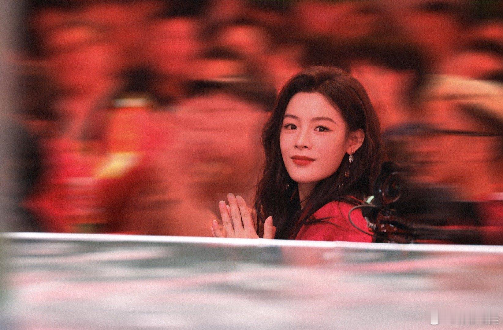 成龙对陈丽君竖大拇指这波认证太有分量！成龙在新春嘉年华主动为陈丽君竖大拇指，前