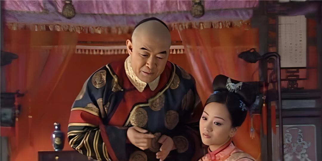 一天，年幼的玄烨翻了个身，竟看到一太监抓着母妃的手，还附在她耳边说悄悄话。母妃挣