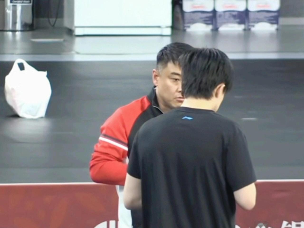 王楚钦好乖巧，一直在认真的听讲，王皓也是很慢慢的，表情就是温和，单打训练，王皓可
