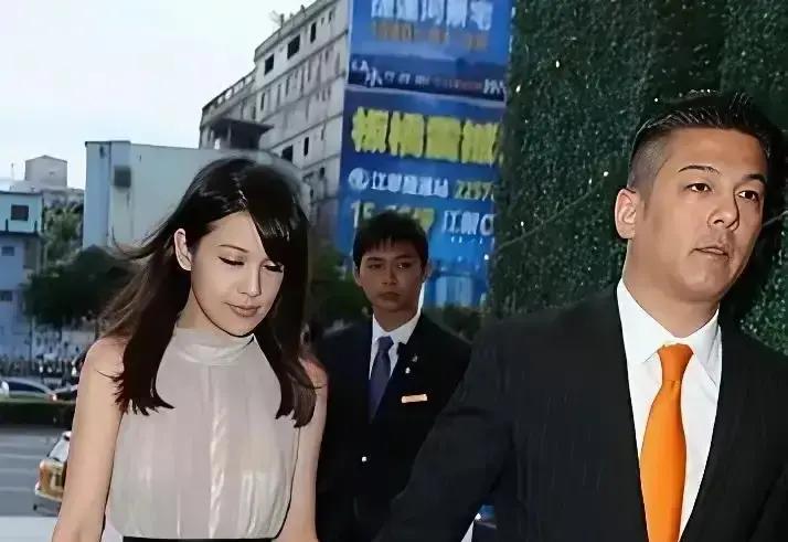 2016年婚礼后，林若亚的子宫一直静默。时装周评委席上，她指尖划过数据报表，两