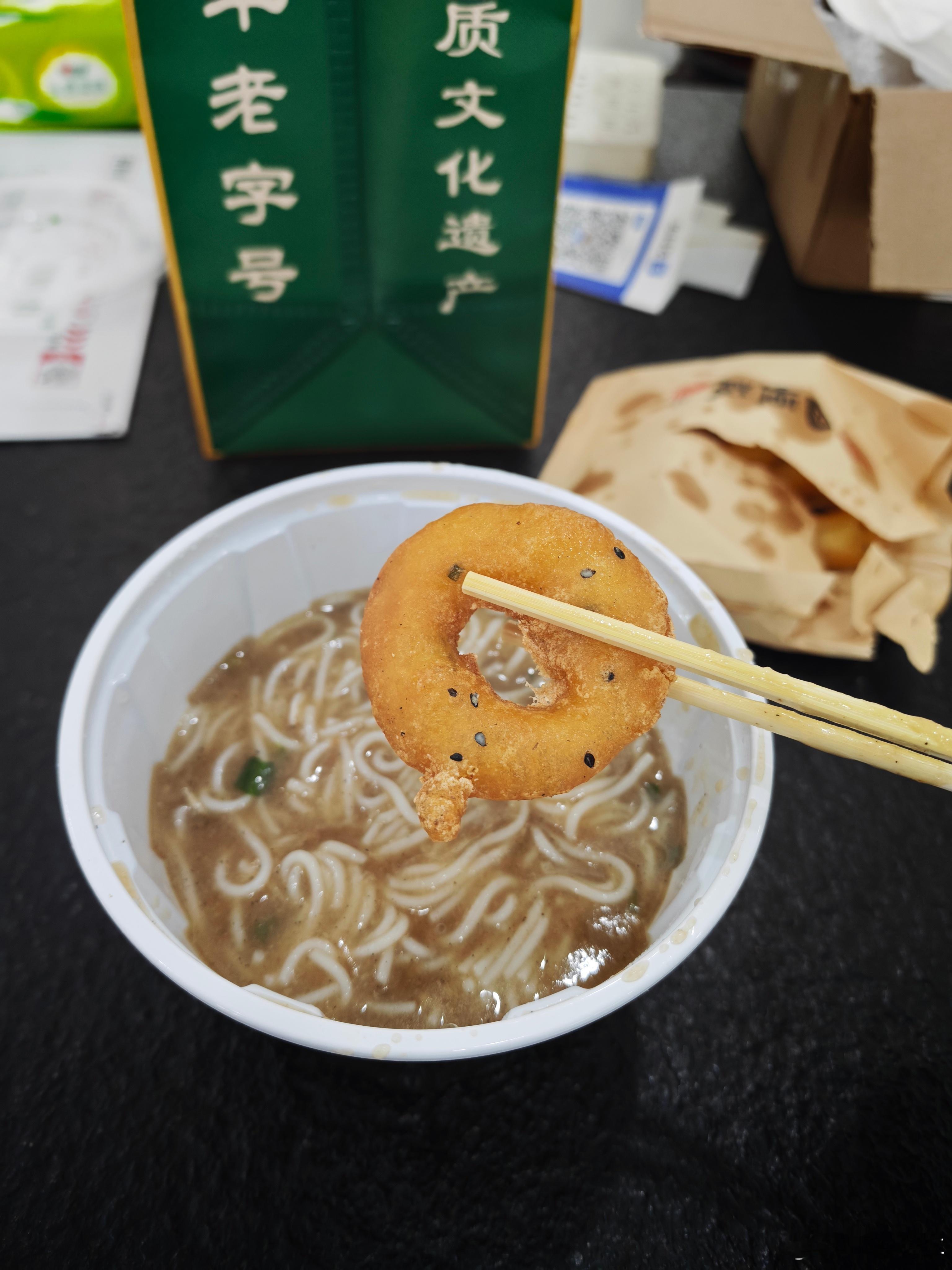 这一顿吃的真舒服一碗鲜鱼糊汤粉几个小面窝加上一杯蛋酒应该是只有湖北才有的特