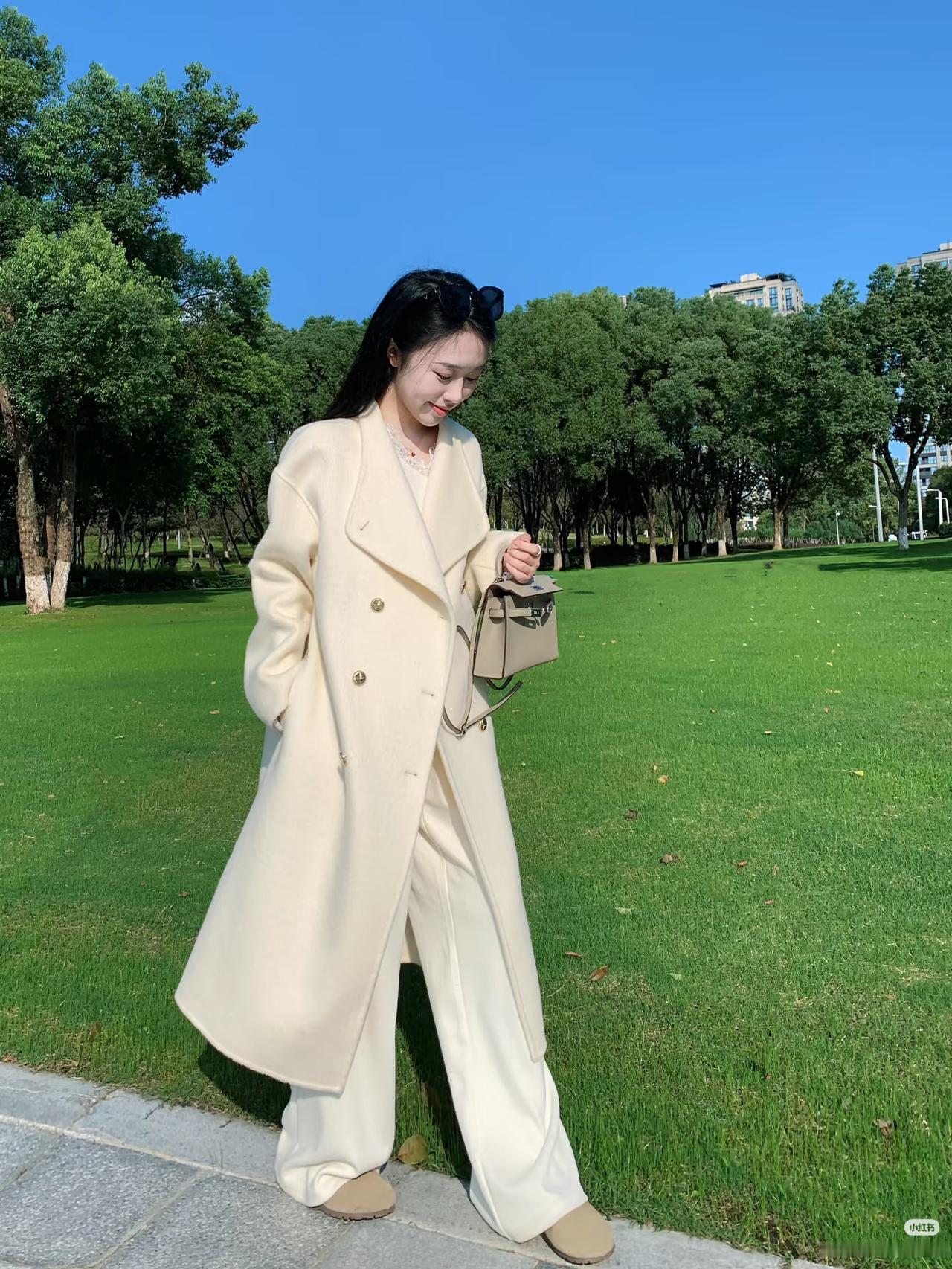 对于大多数肤色偏黄的女性来说，首选白色、黑色、蓝色、浅紫色等，这几种颜色能衬托肤