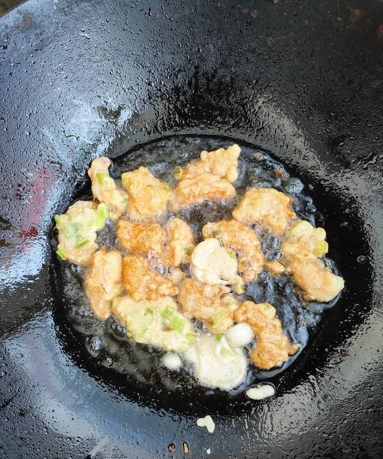 一个人吃饭，就一荤一素。一个炸虾球，一个烧茄子，一碗米饭。我这个人喜欢做饭，每