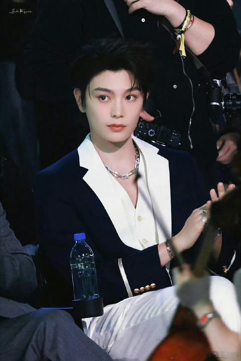 丁禹兮出席星光大赏丁禹兮将以腾讯WeTV全球代言人与演员的双重身份确认出席202