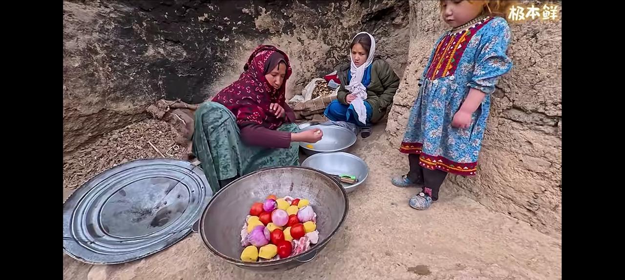 晒图笔记大赛巴铁兄弟的名菜，土豆炖羊肉。就在乡间的土灶上，土豆，番茄洋葱整块的放