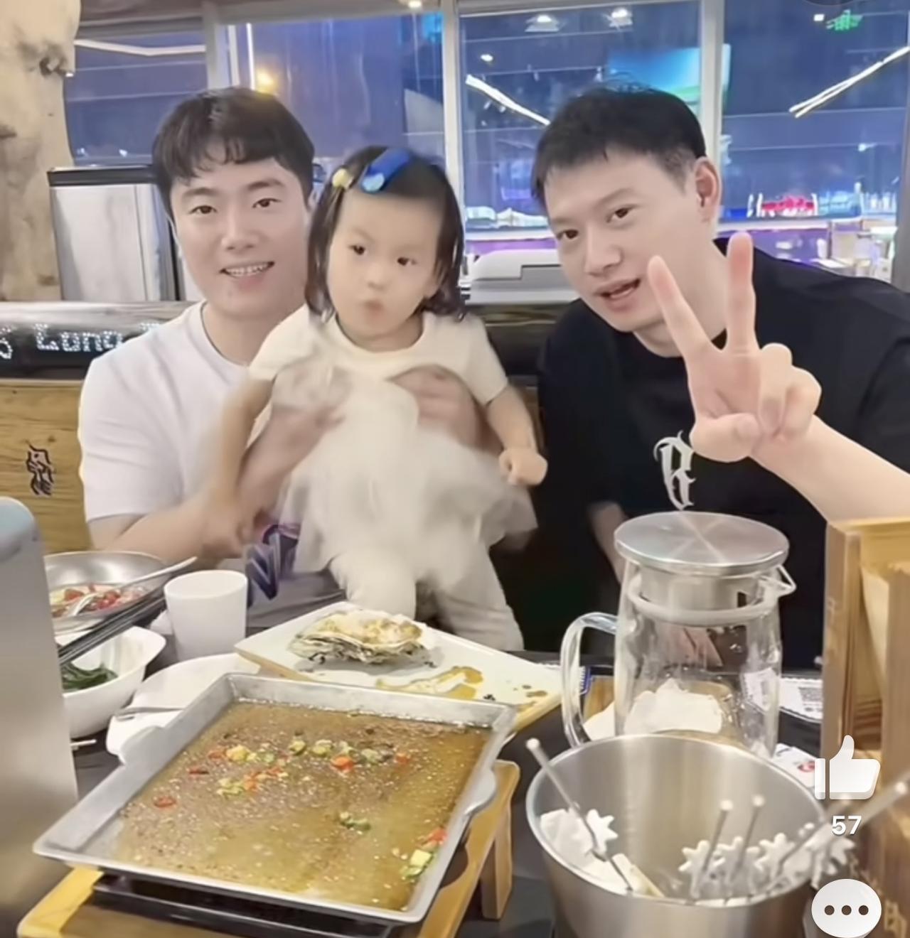 周雨、梁靖崑带着孩子聚会，周雨家一个女儿，大胖家两个儿子，感觉大胖家的儿子跟大胖