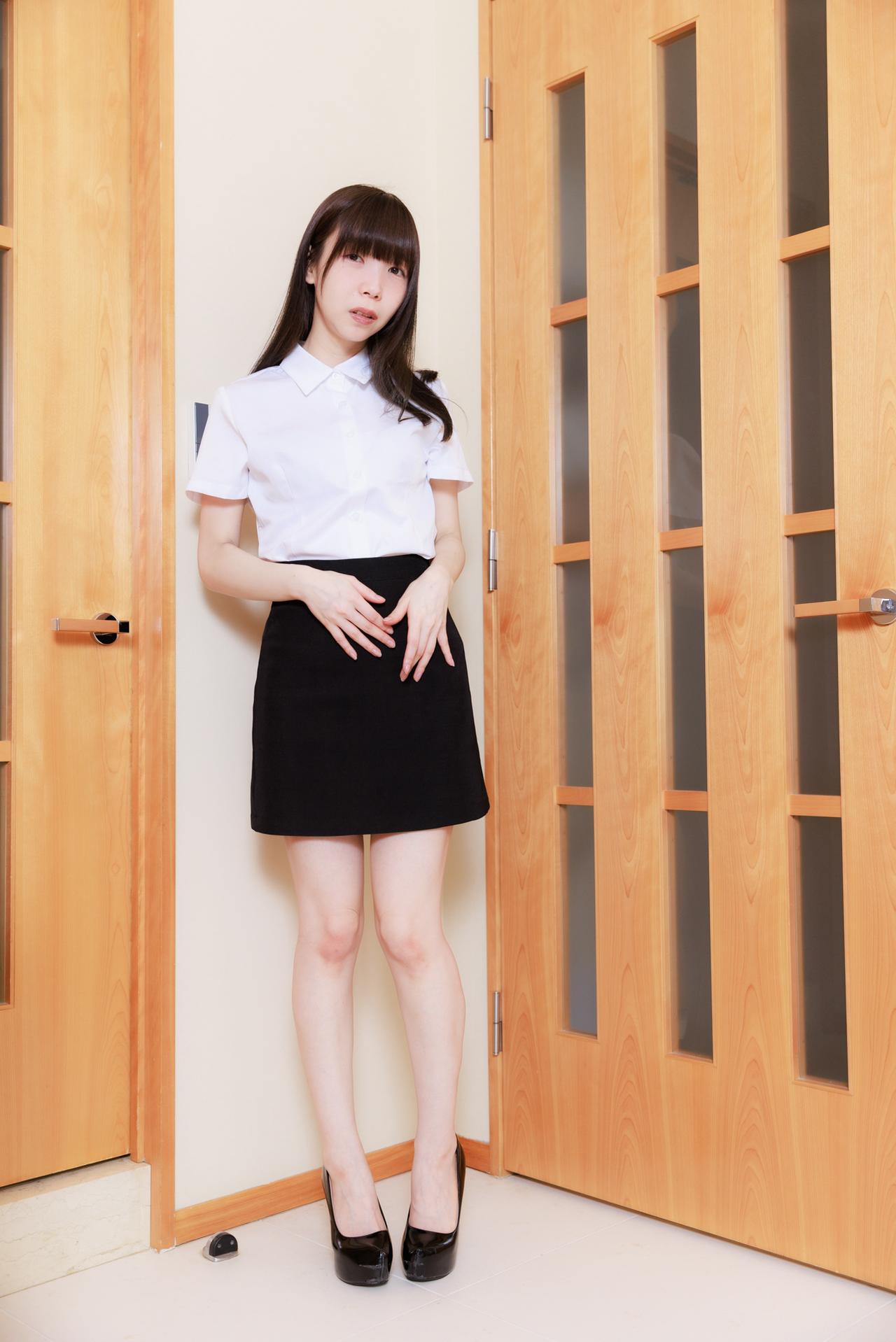 门掩映中，佳人倚立