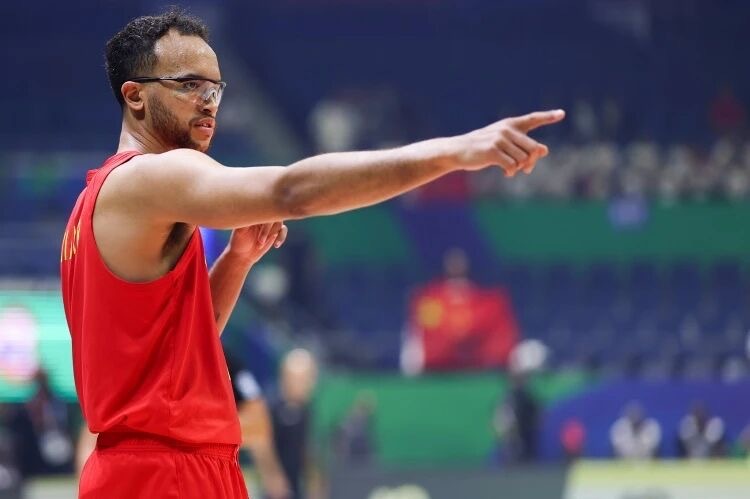 李凯尔经纪公司相关人士回应：“李凯尔不是FIBA规则下的归化雇佣兵，他是在中国有